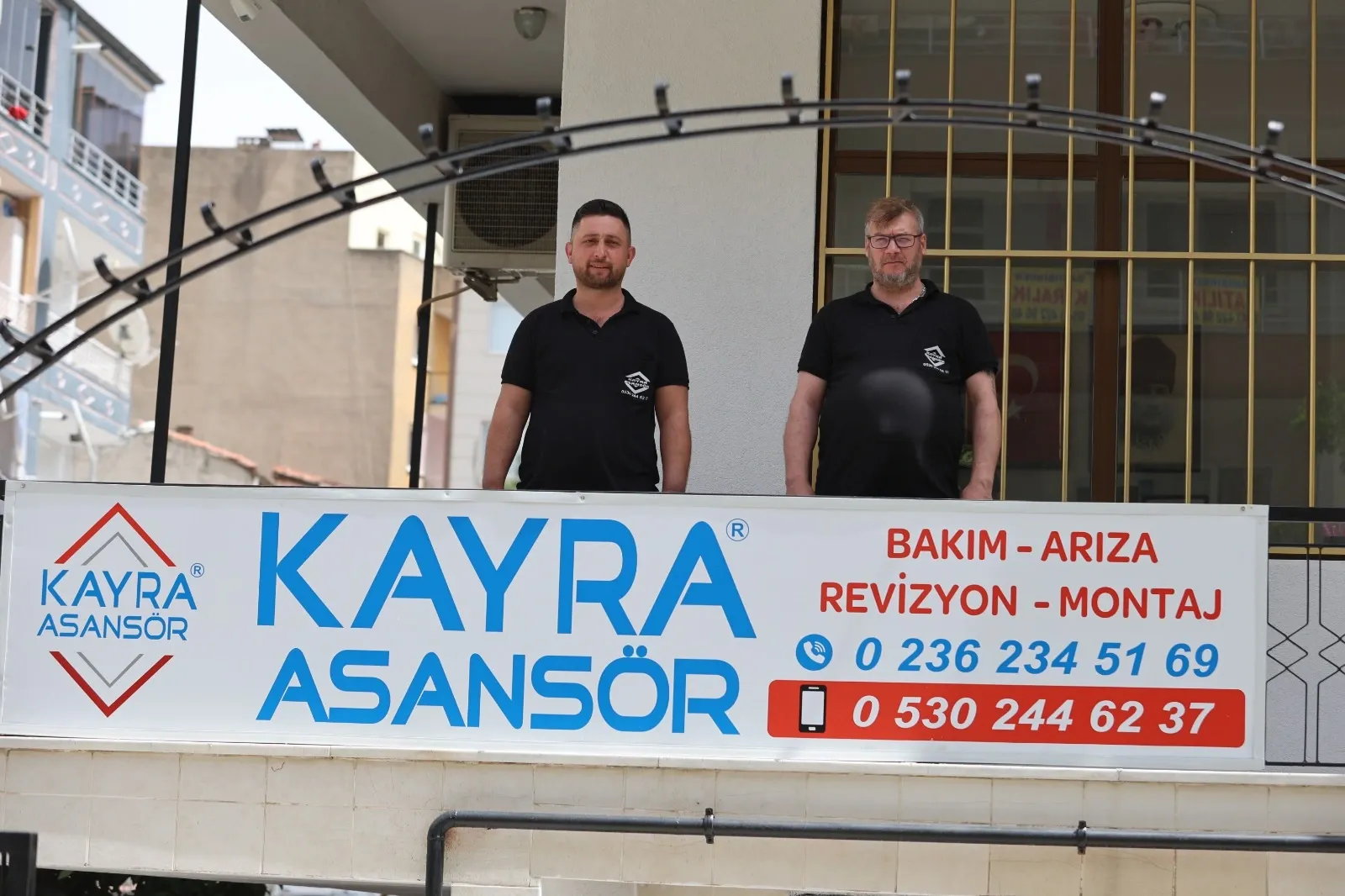 Kayra Asansör ekibi ve firma tabelası