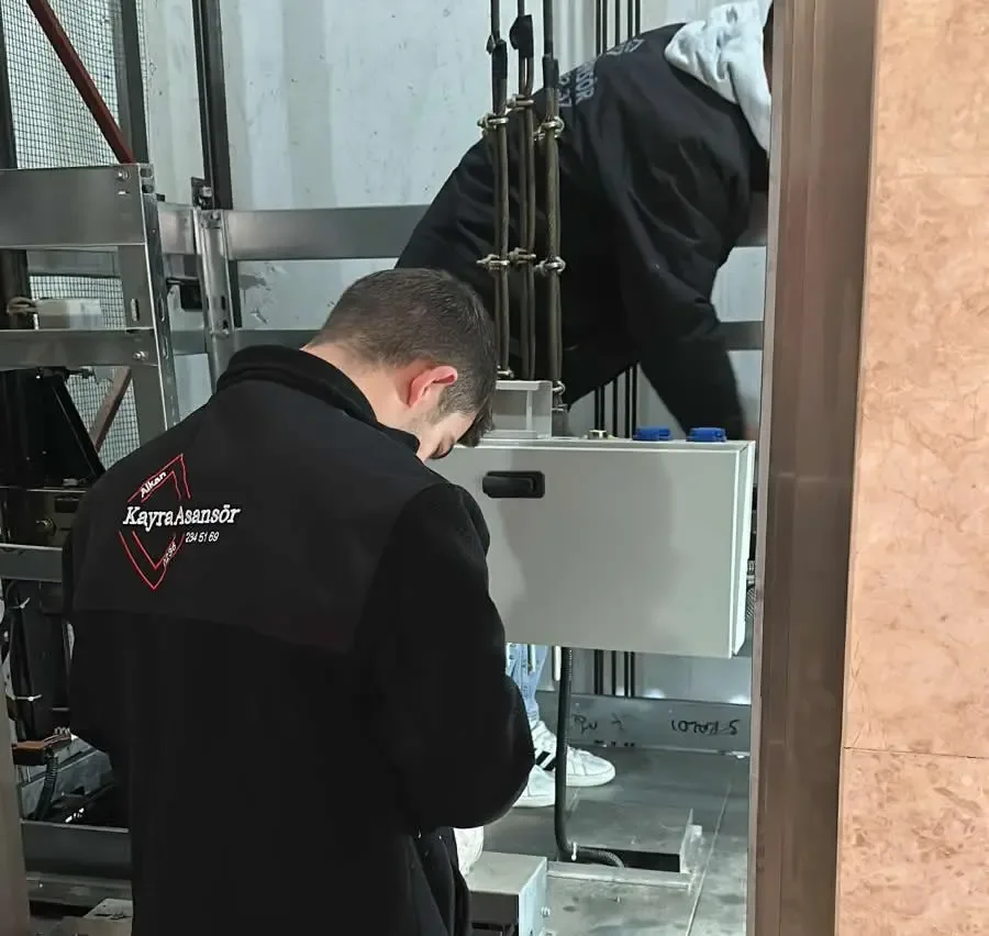 Kayra Asansör ekibi montaj çalışması yaparken